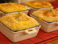 Escondidinho de batata doce com frango desfiado, assado no forno, servido em mine travessas
