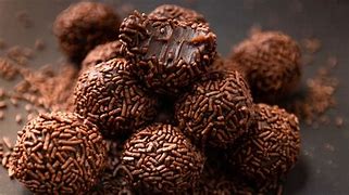 Brigadeiros tradicionais brasileiros cobertos com chocolate granulado