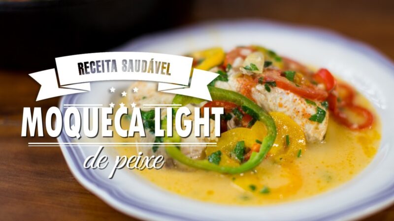 Moqueca de peixe light preparada com leite de coco light, pimentões e tomate